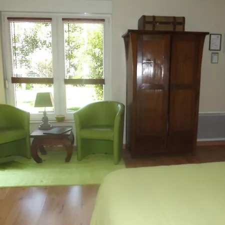 Chambres D'hotes La Canadienne Bed & Breakfast 3*